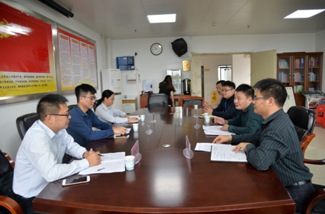 图为:傅卓院长,马海生所长介绍单位情况.